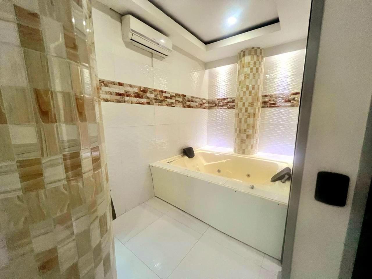 Hotel Suite Royal Мелгар Екстериор снимка