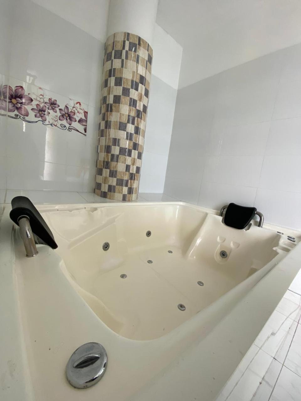 Hotel Suite Royal Мелгар Екстериор снимка